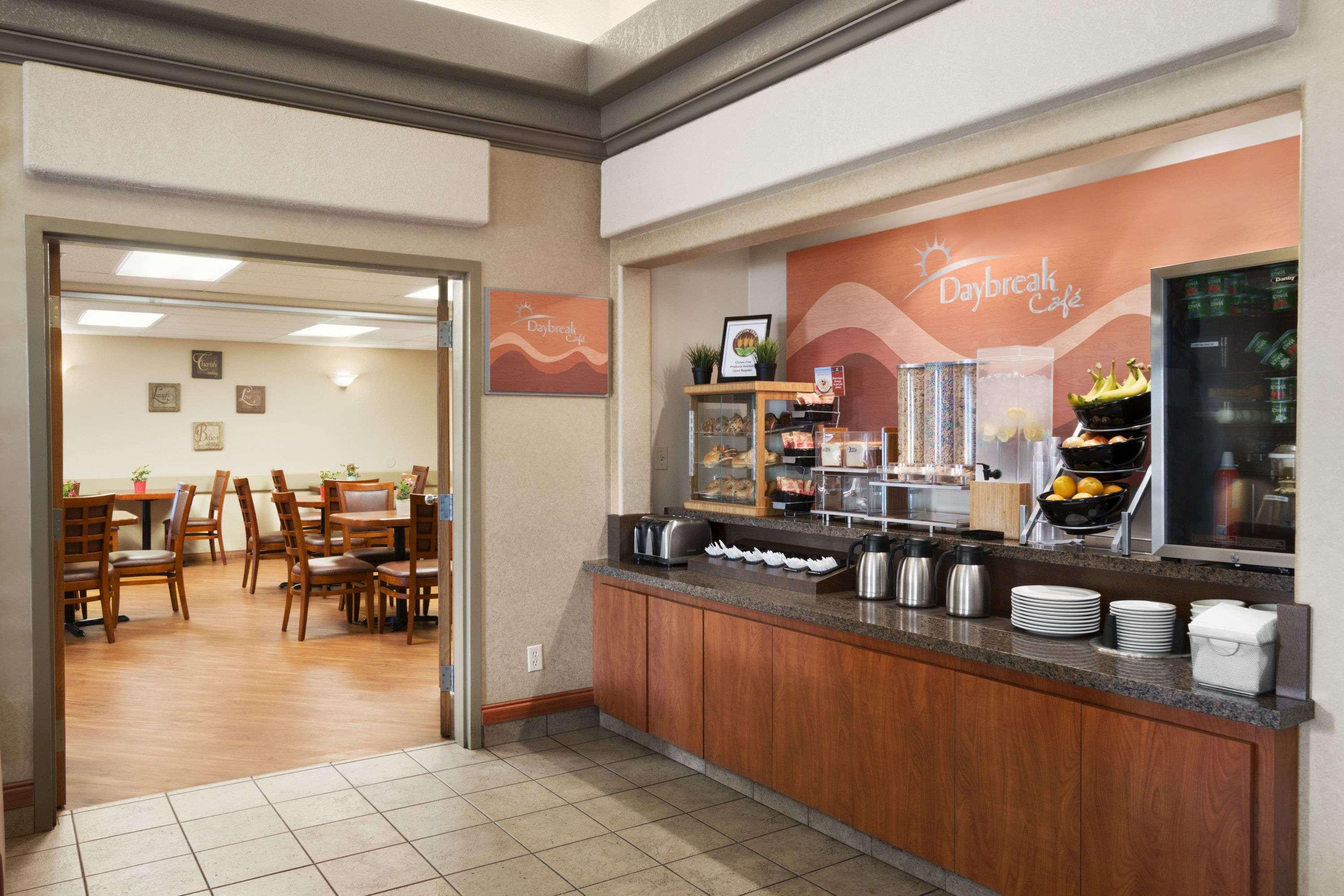 Days Inn By Wyndham Calgary Airport Εξωτερικό φωτογραφία