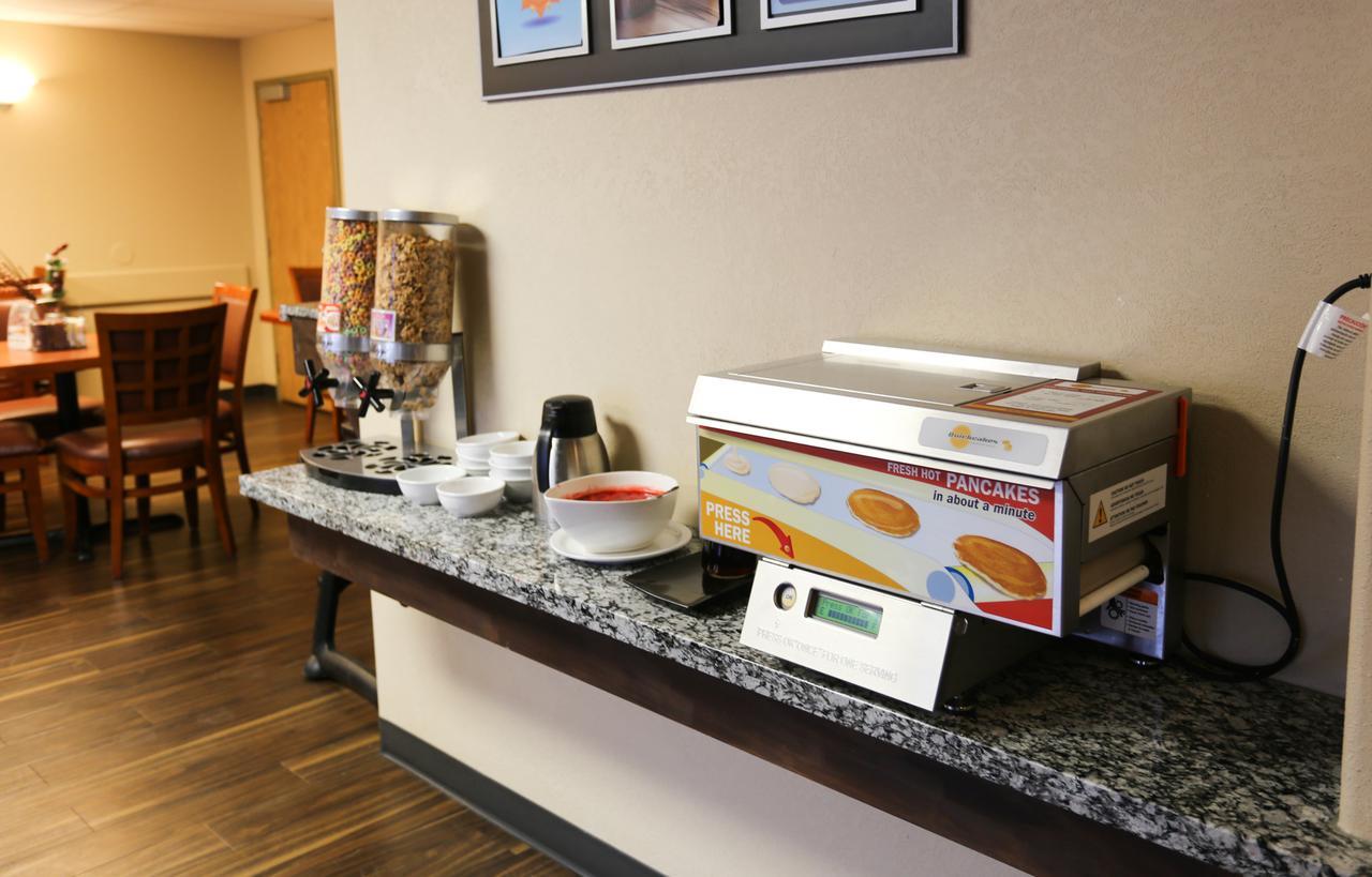Days Inn By Wyndham Calgary Airport Εξωτερικό φωτογραφία